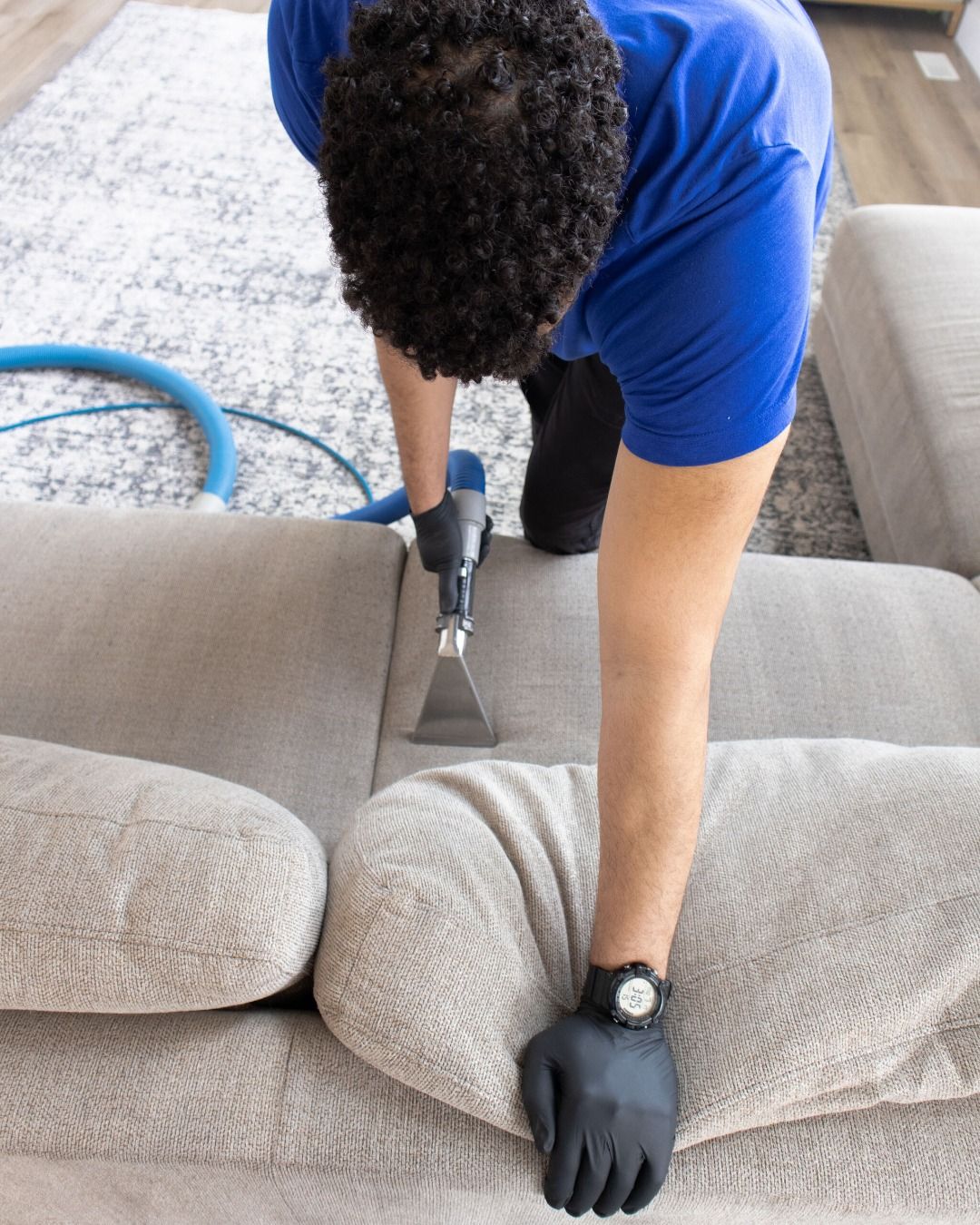 خطوات تنظيف مجالس بدبي باحترافية عالية