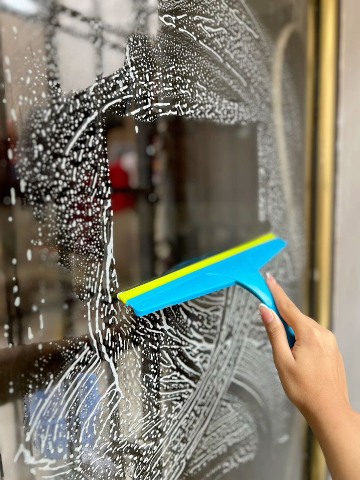 نظافة الواجهات الزجاجية